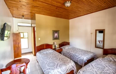 Hotel Los Higuerones - Habitaciones con tres camas en Paso Canoas